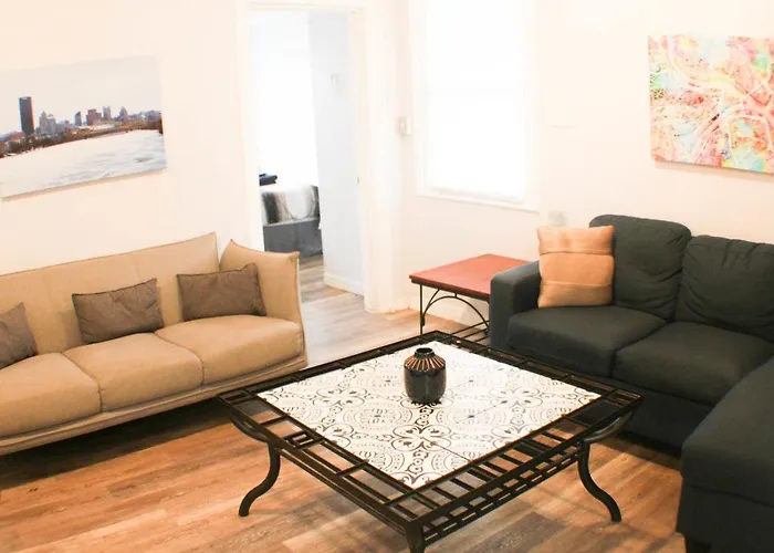 2br - Parking - 5 Min To North Shore!