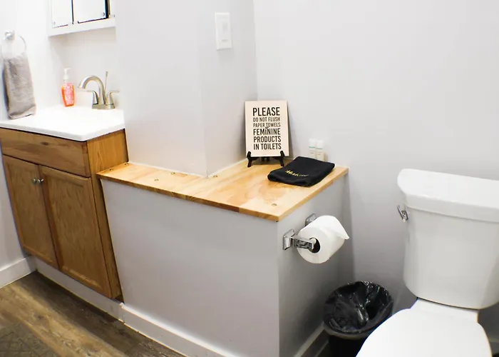2br - Parking - 5 Min To North Shore!