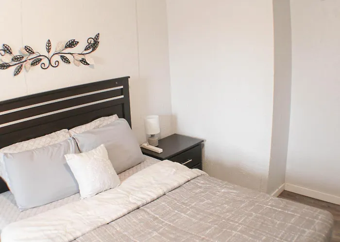 2br - Parking - 5 Min To North Shore! Apartment *