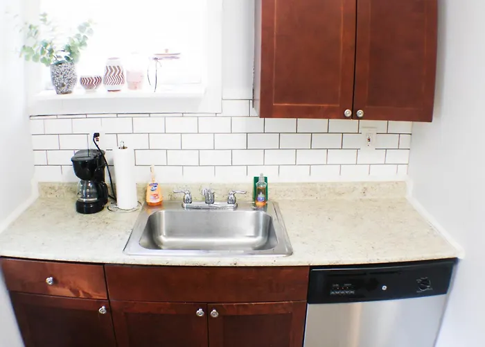 2br - Parking - 5 Min To North Shore! Apartment