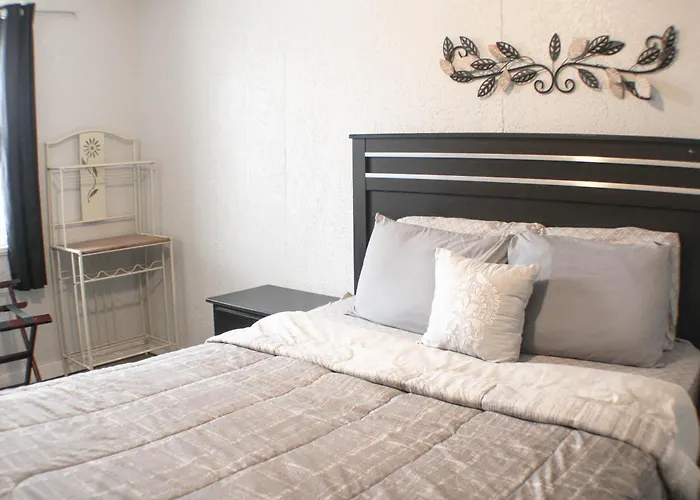2br - Parking - 5 Min To North Shore!